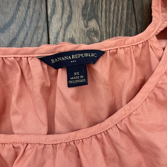 Banana Republic soft satin blouse in salmon pink! XS! - Picture 3 of 5